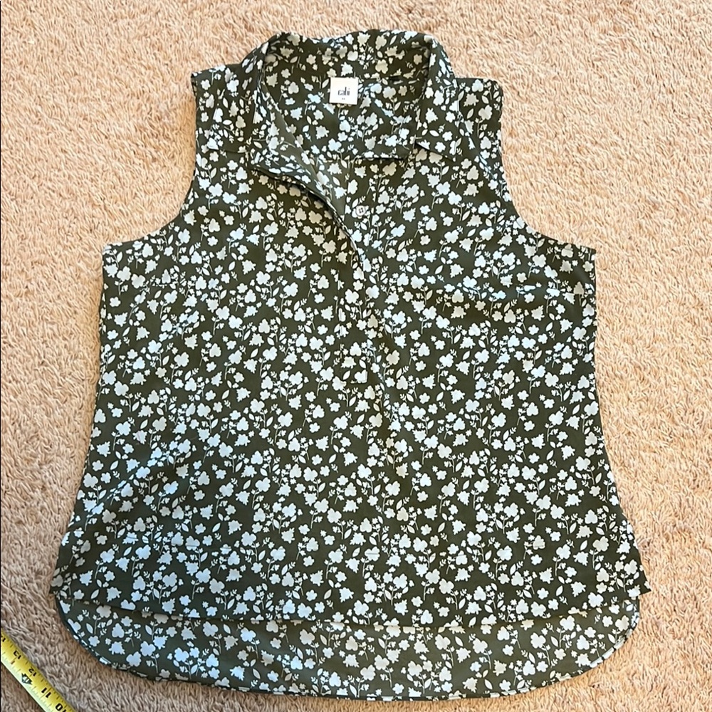 Adorable CAbi sleeveless blouse